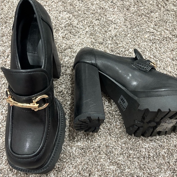 Forever 21 Black Loafers with Gold Detail - Picture 2 of 2
